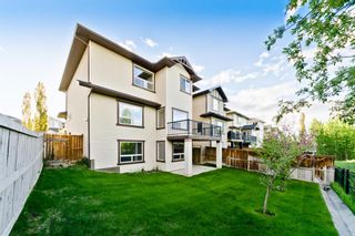 Photo 1: 34 Crestbrook Hill SW in Calgary: Crestmont Detached for sale : MLS®# A1100637