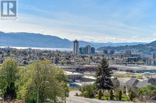Photo 1: 892 Mount Royal Drive in Kelowna: House for sale : MLS®# 10312978