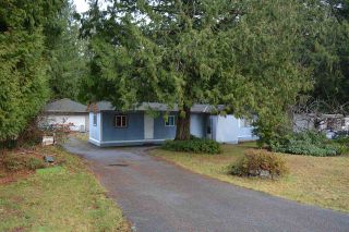 Photo 1: 5608 WAKEFIELD Road in Sechelt: Sechelt District Manufactured Home for sale (Sunshine Coast)  : MLS®# R2129740