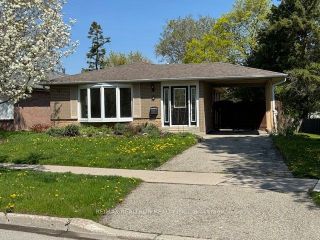 Main Photo: 8 Devins Drive in Aurora: Aurora Heights House (Bungalow) for lease : MLS®# N8307500
