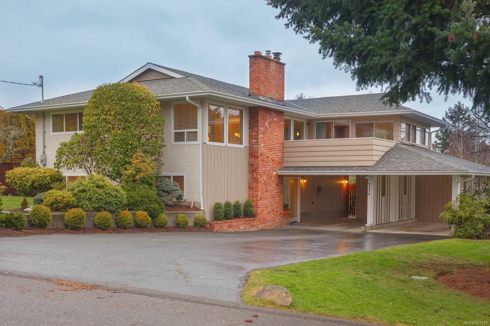 Beautiful family home in the popular Arbutus Cove area