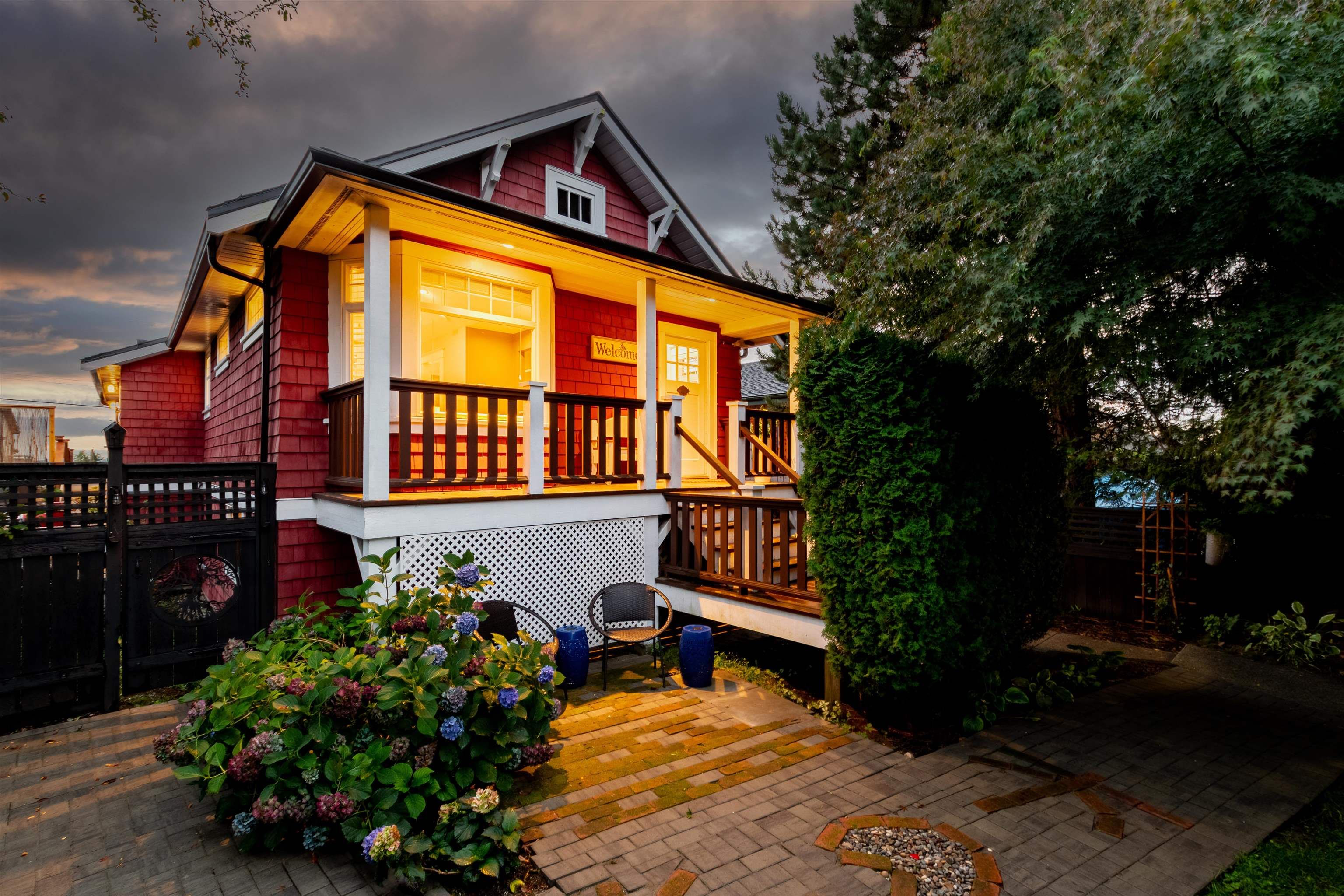 Main Photo: 709 E 6TH Street in North Vancouver: Queensbury House for sale in "Queensbury Village" : MLS®# R2621895
