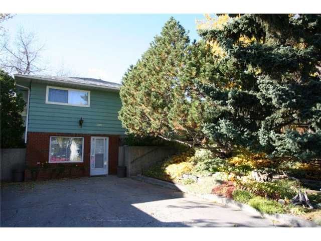 Main Photo: 7111 HUNTERWOOD Road NW in CALGARY: Huntington Hills Residential Detached Single Family for sale (Calgary)  : MLS®# C3588597