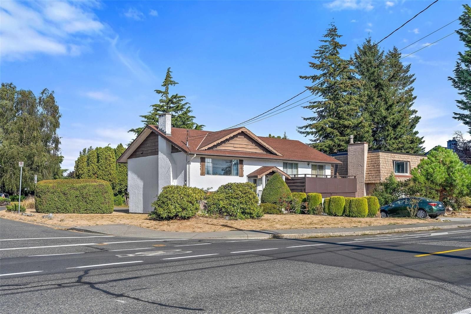 Main Photo: 2272 Edgelow St in Saanich: SE Arbutus House for sale (Saanich East)  : MLS®# 914902