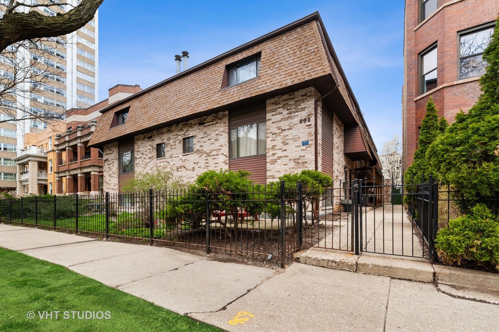 Main Photo: 858 W Lakeside Place Unit D in Chicago: CHI - Uptown Residential for sale ()  : MLS®# 11393978