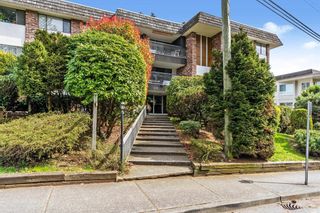 Photo 2: 302 1330 MARTIN Street: White Rock Condo for sale in "The Coach House" (South Surrey White Rock)  : MLS®# R2734437