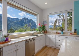 Photo 6: 2181 CRUMPIT WOODS Drive in Squamish: Plateau House for sale in "Crumpit Woods" : MLS®# R2690409