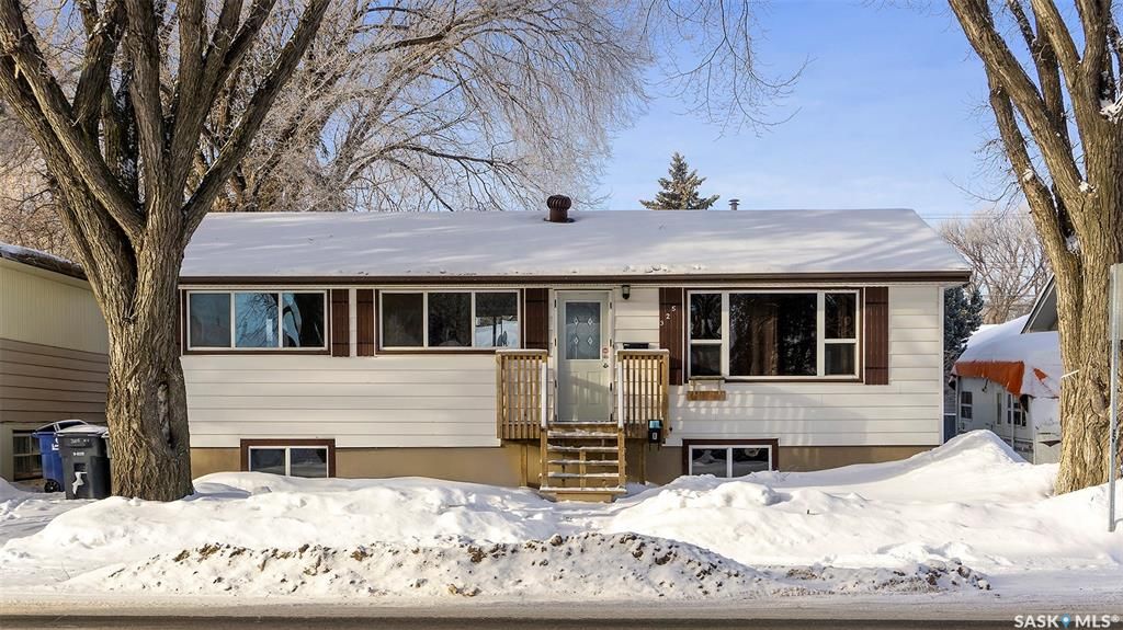 Main Photo: 325 W Avenue North in Saskatoon: Mount Royal SA Residential for sale : MLS®# SK909627