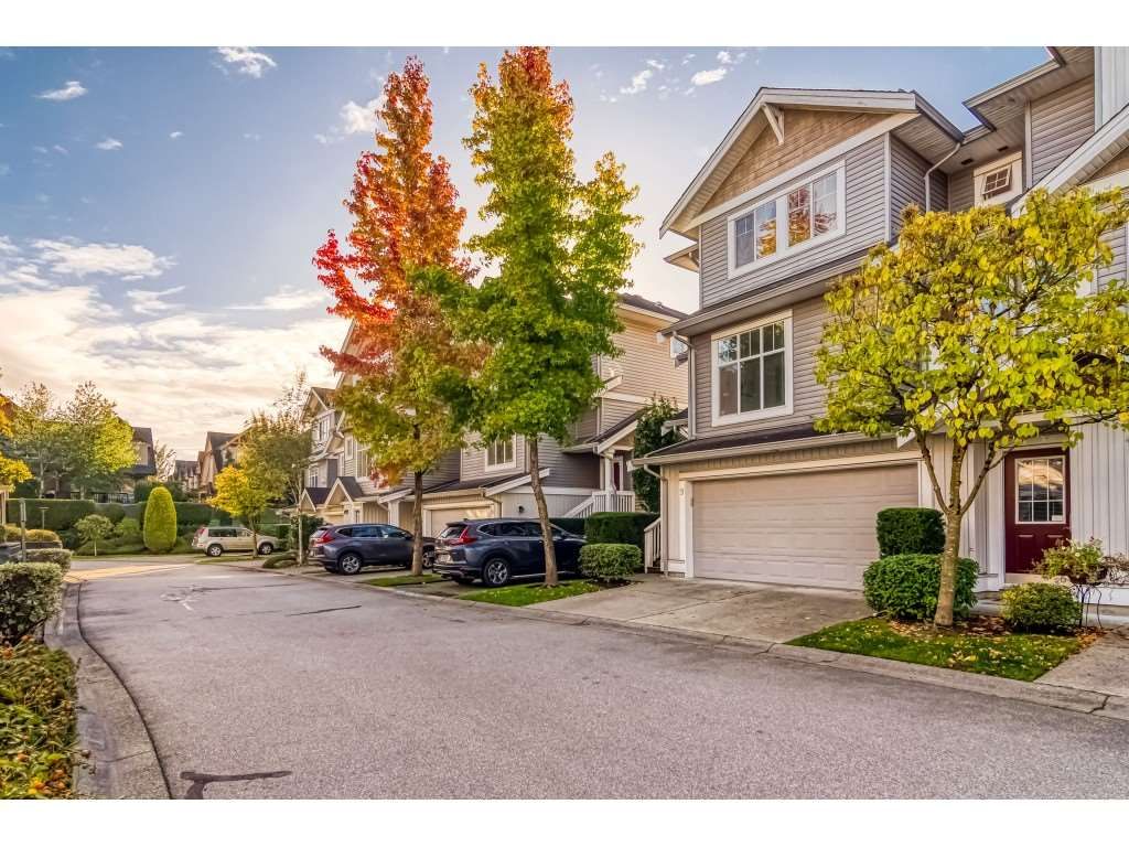 Main Photo: 9 16760 61 Avenue in Surrey: Cloverdale BC Townhouse for sale (Cloverdale)  : MLS®# R2509997