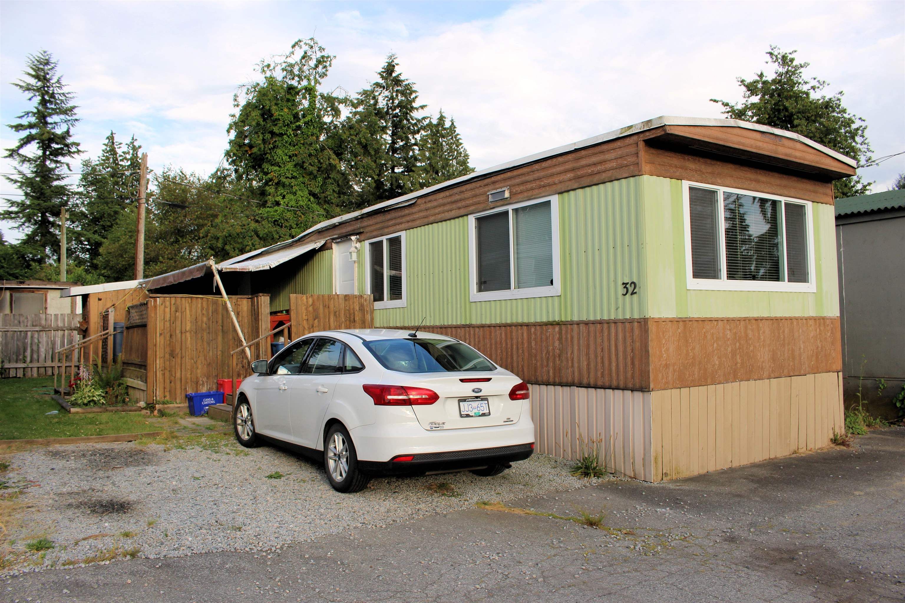 Main Photo: 32 21668 LOUGHEED Highway in Maple Ridge: West Central Manufactured Home for sale in "CENTENIAL MOTOR INN" : MLS®# R2707407