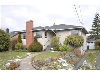 Photo 2: 2048 Newton St in VICTORIA: OB Henderson House for sale (Oak Bay)  : MLS®# 593355