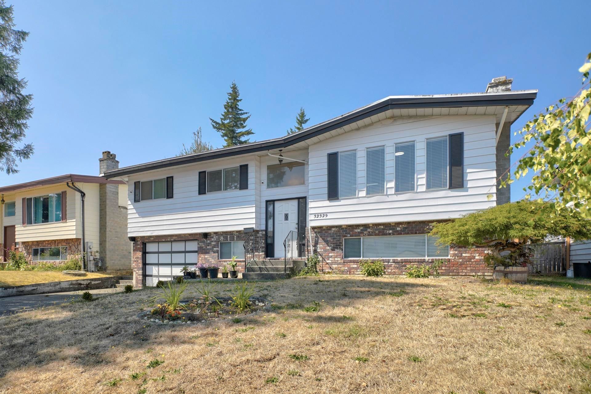 Photo 3: Photos: 32329 ATWATER Crescent in Abbotsford: Abbotsford West House for sale : MLS®# R2612923