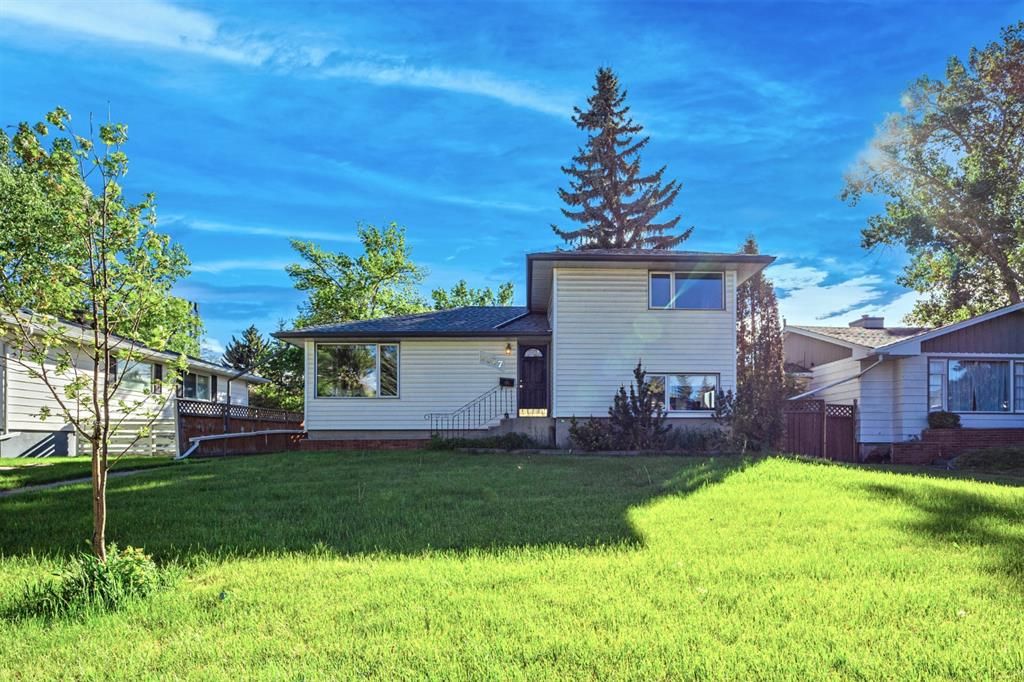Main Photo: 2327 23 Street NW in Calgary: Banff Trail Detached for sale : MLS®# A1114808