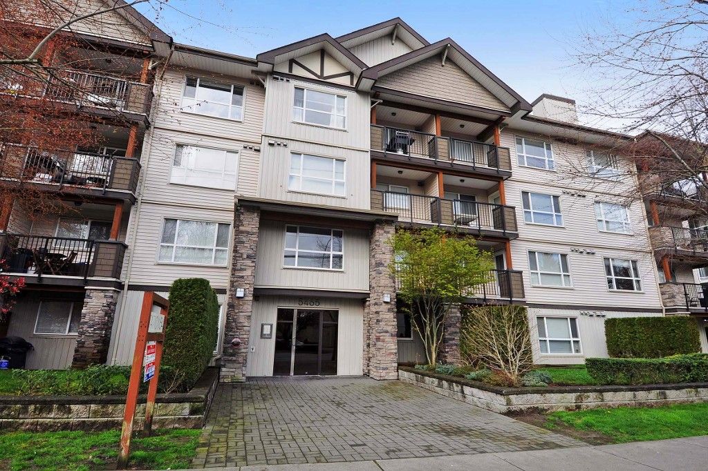 Main Photo: 301 5465 203RD Street in Langley: Langley City Condo for sale in "STATION 54" : MLS®# F1436316