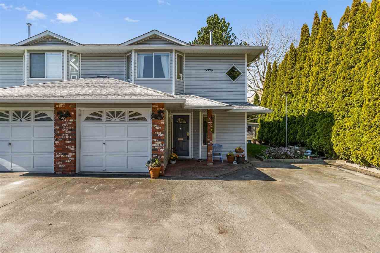 Main Photo: 7 5925 177B Street in Surrey: Cloverdale BC Townhouse for sale in "The Gables" (Cloverdale)  : MLS®# R2447082