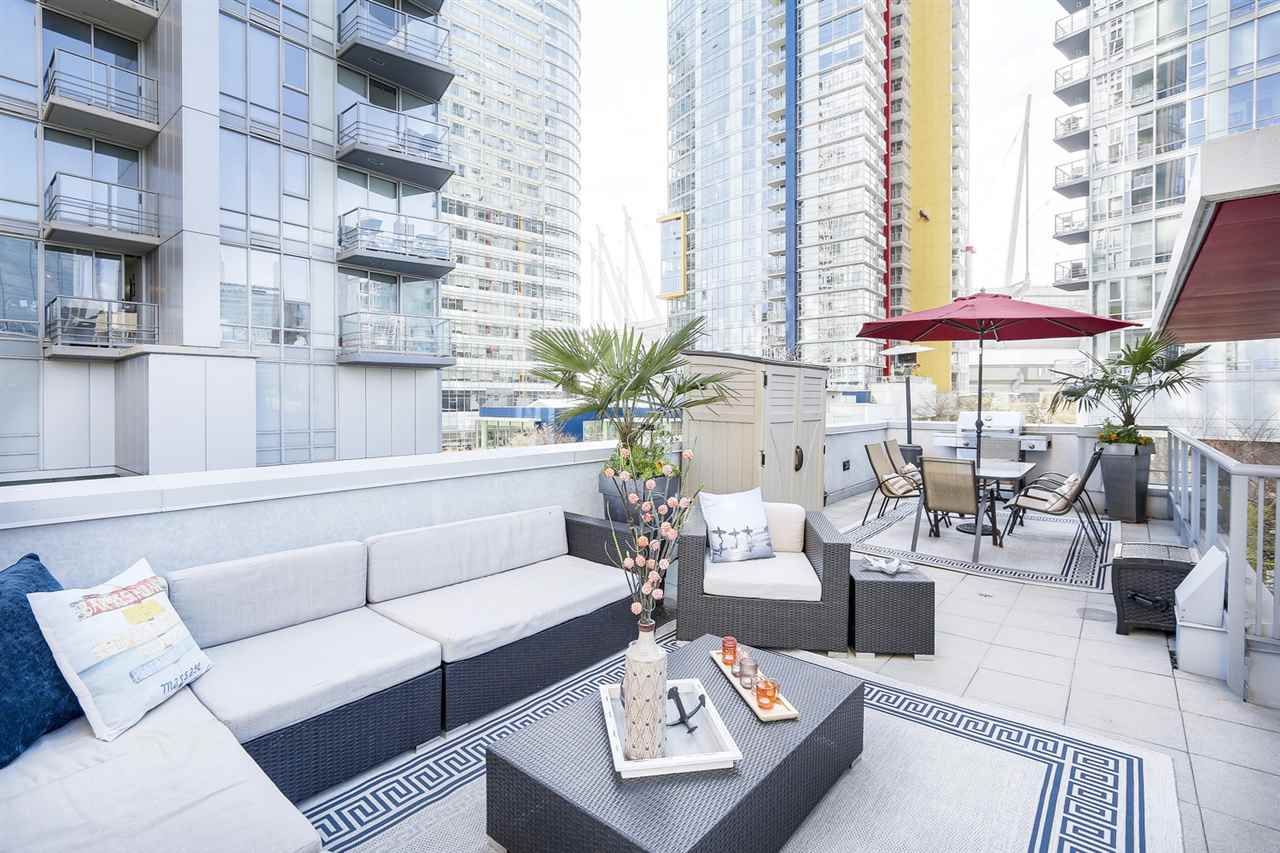 Main Photo: 133 REGIMENT Square in Vancouver: Downtown VW Townhouse for sale in "SPECTRUM" (Vancouver West)  : MLS®# R2152733