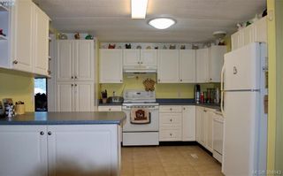 Photo 2: 34 1393 Craigflower Rd in VICTORIA: VR Glentana Manufactured Home for sale (View Royal)  : MLS®# 773543
