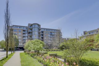 Photo 1: 608 2655 CRANBERRY Drive in Vancouver: Kitsilano Condo for sale (Vancouver West)  : MLS®# R2886513