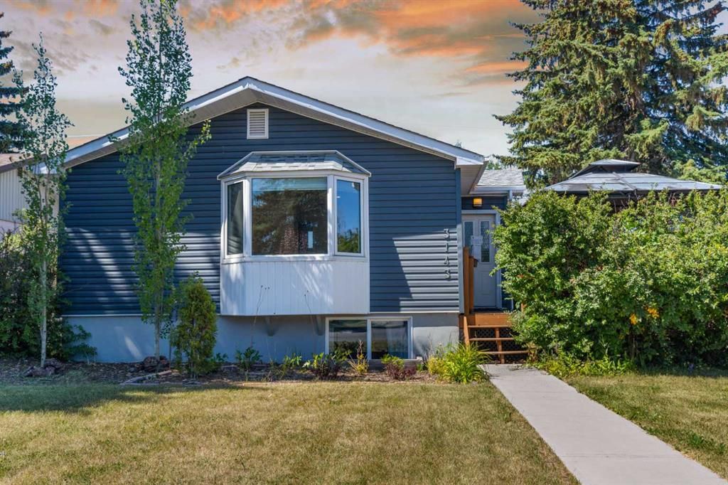 Main Photo: 3143 45 Street SW in Calgary: Glenbrook Detached for sale : MLS®# A2102159