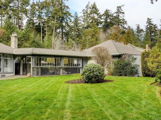 Photo 2: 2693 E MacDonald Dr in Saanich: SE Queenswood House for sale (Saanich East)  : MLS®# 924318