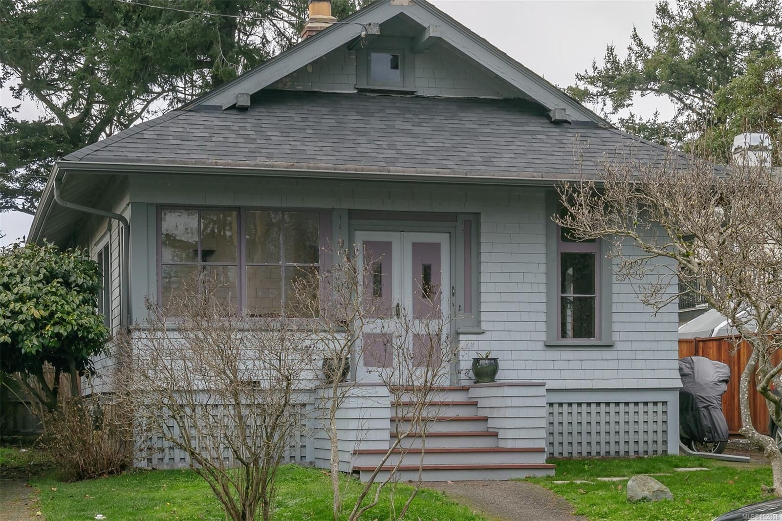 Main Photo: 412 Lampson St in Esquimalt: Es Saxe Point House for sale : MLS®# 892808