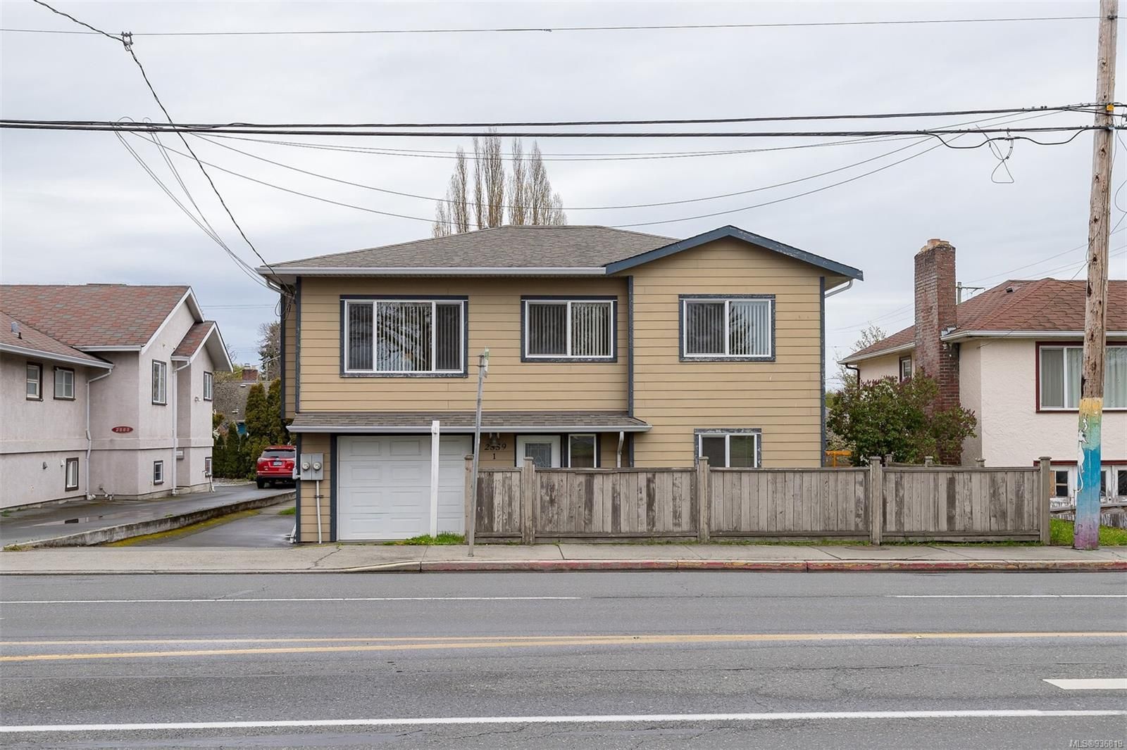 Main Photo: 1 2559 Cook St in Victoria: Vi Oaklands Half Duplex for sale : MLS®# 936819
