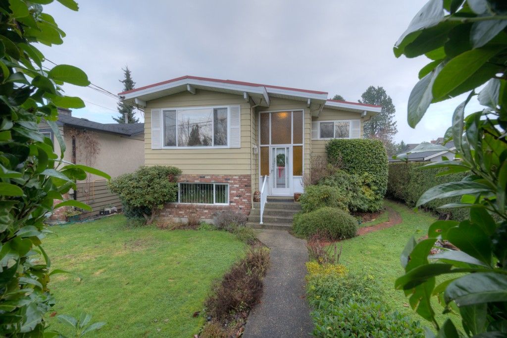 Main Photo: 711 SECOND Street in New Westminster: GlenBrooke North House for sale in "GLENBROOKE NORTH" : MLS®# R2022211