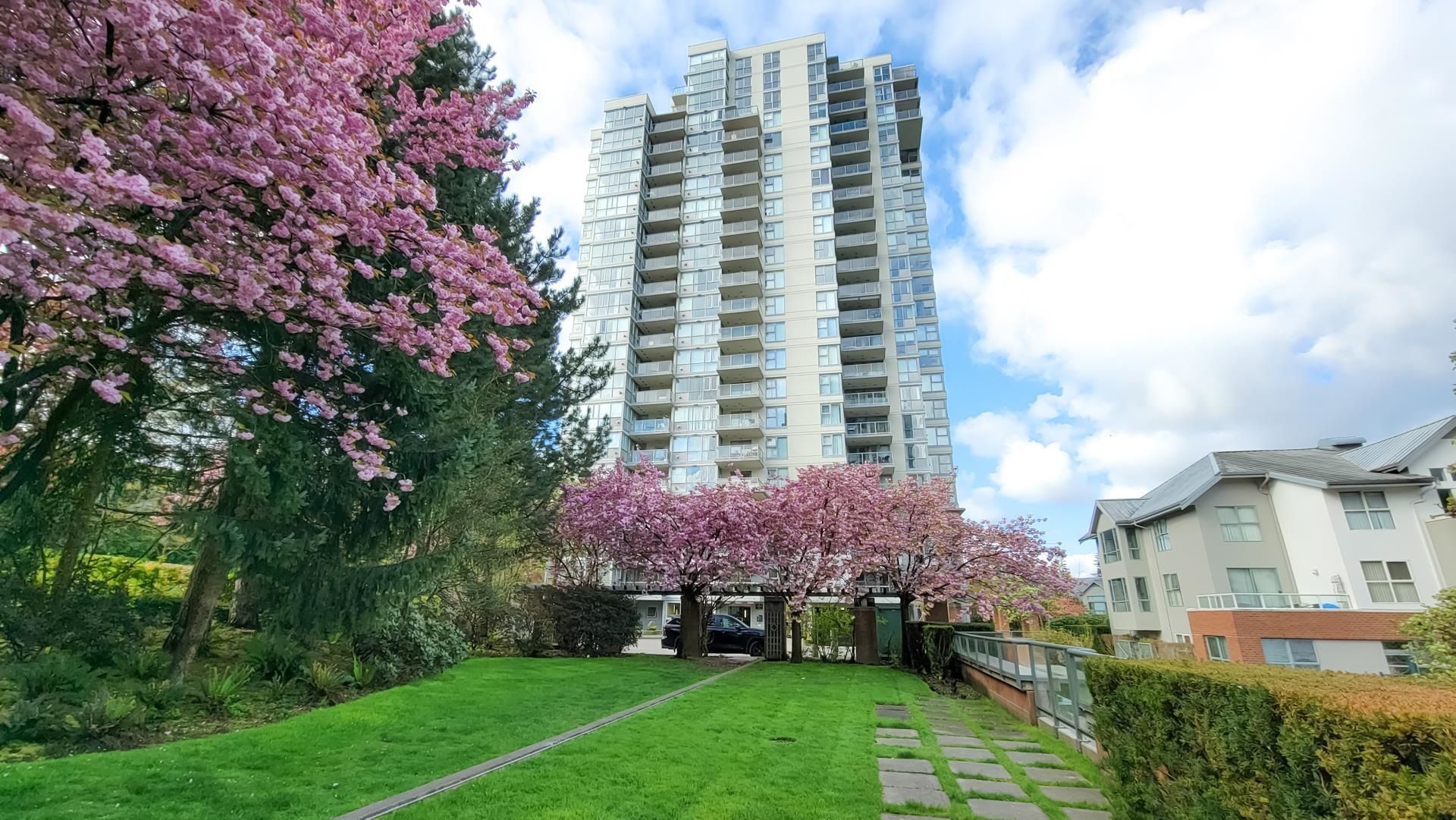 Main Photo: 206 235 GUILDFORD Way in Port Moody: North Shore Pt Moody Condo for sale in "The Sinclair" : MLS®# R2682503