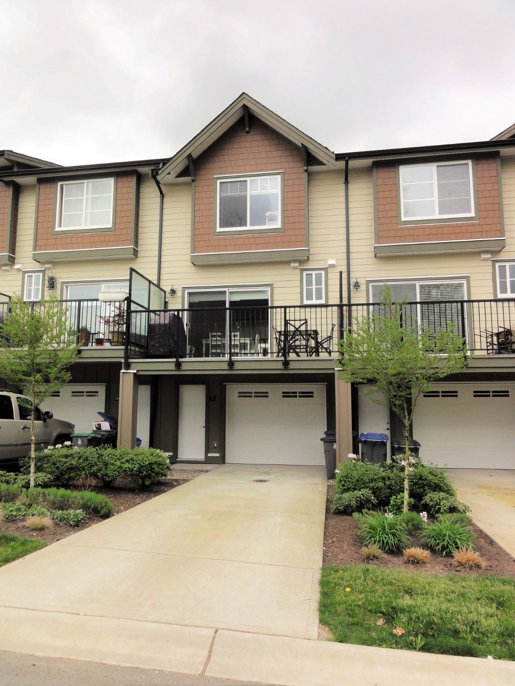 SHOWS LIKE NEW!  Fantastic 3 Bdrm (2 Up/1 Down) + 4 Bath BEAUTIFUL 3 Storey 1681 SF Townhome with Mountain Views