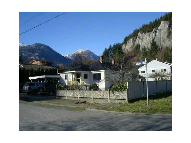 Main Photo: 1779 VISTA Crescent in Squamish: Hospital Hill House for sale in "HOSPITAL  HILL" : MLS®# V1103381
