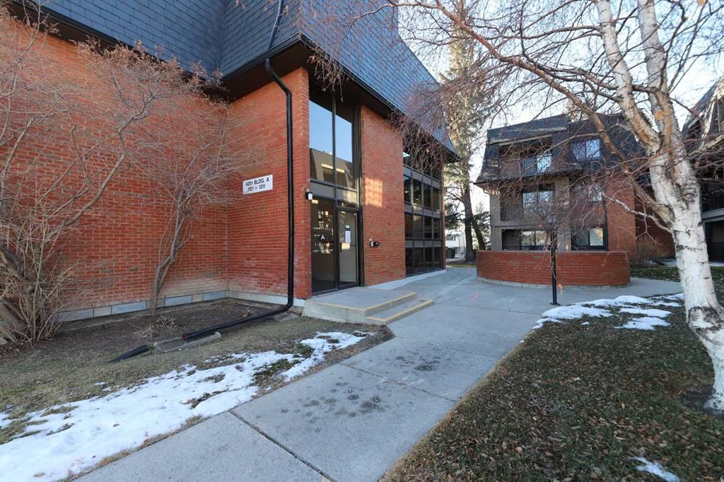Main Photo: 1111 4001A 49 Street NW in Calgary: Varsity Apartment for sale : MLS®# A2099535