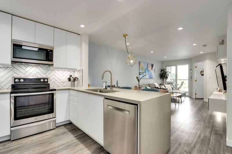 FEATURED LISTING: PH2 - 1015 KINGSWAY Vancouver