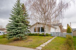 Photo 1: 487 Queensland Circle SE in Calgary: Queensland Detached for sale : MLS®# A1217425