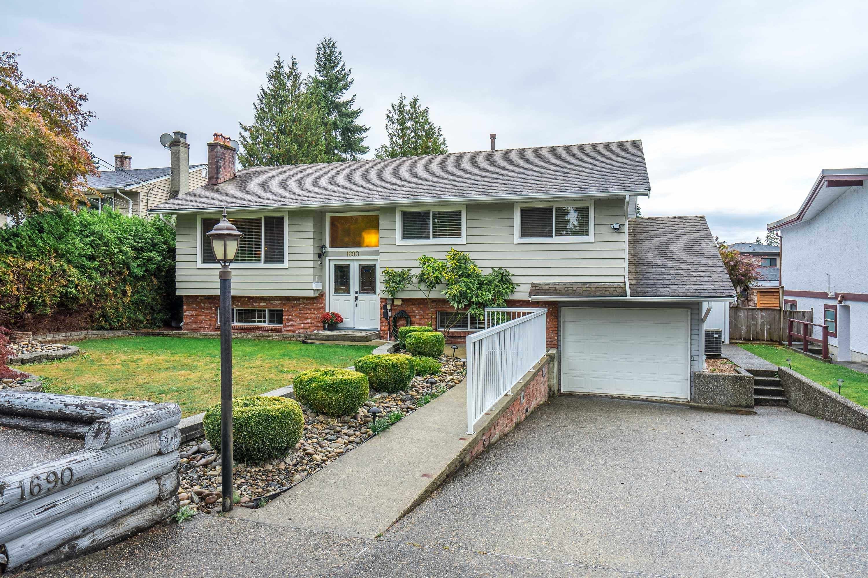 Main Photo: 1690 SMITH Avenue in Coquitlam: Central Coquitlam House for sale in "CENTRAL COQUITLAM" : MLS®# R2820553