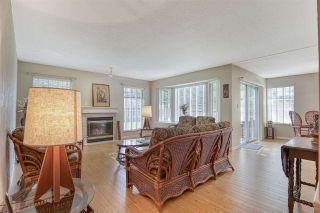 Photo 3: 110 14861 98 Avenue in Surrey: Guildford Townhouse for sale in "The Mansions" (North Surrey)  : MLS®# R2438007