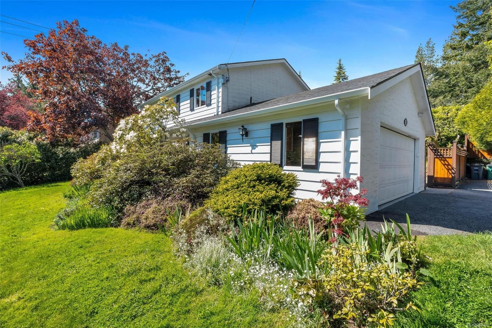 Main Photo: 2243 Arbutus Rd in Saanich: SE Arbutus House for sale (Saanich East)  : MLS®# 906827