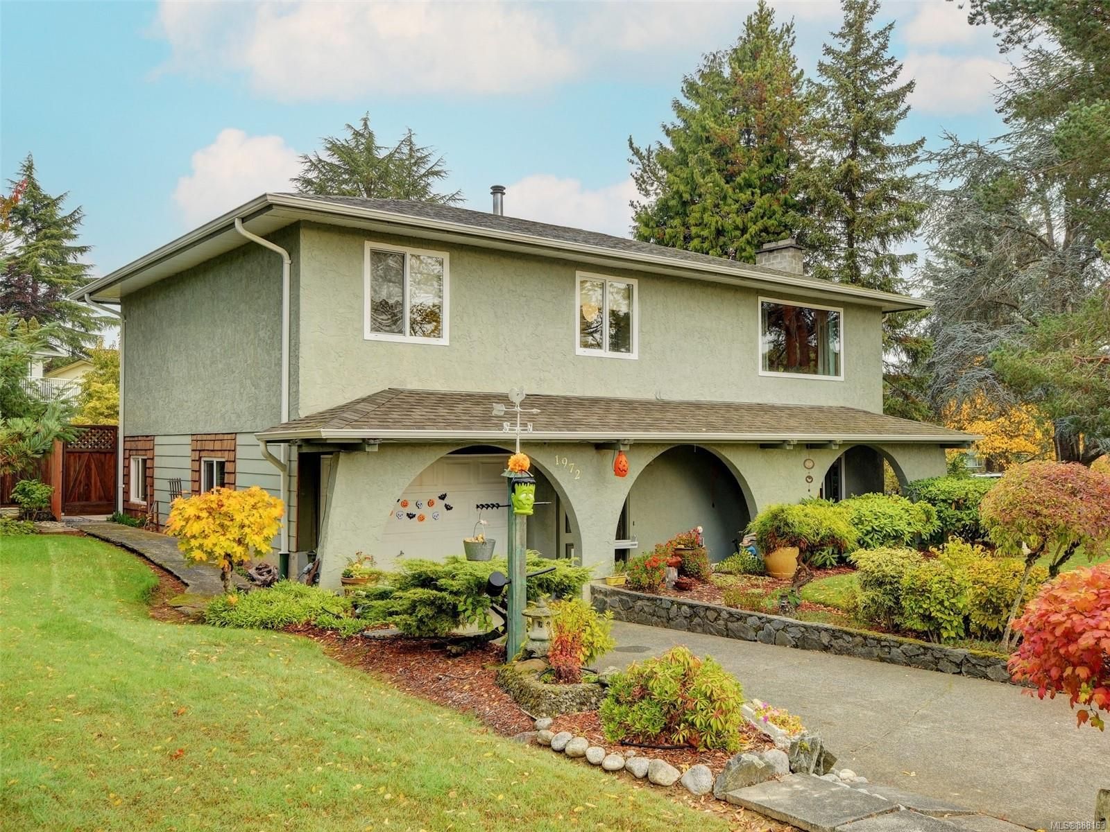 Main Photo: 1972 Blackthorn Dr in Central Saanich: CS Saanichton House for sale : MLS®# 888163
