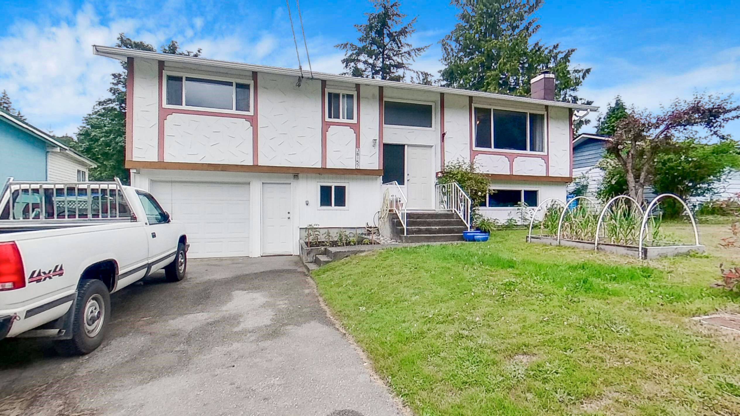 Main Photo: 38157 CHESTNUT Avenue in Squamish: Valleycliffe House for sale : MLS®# R2745111