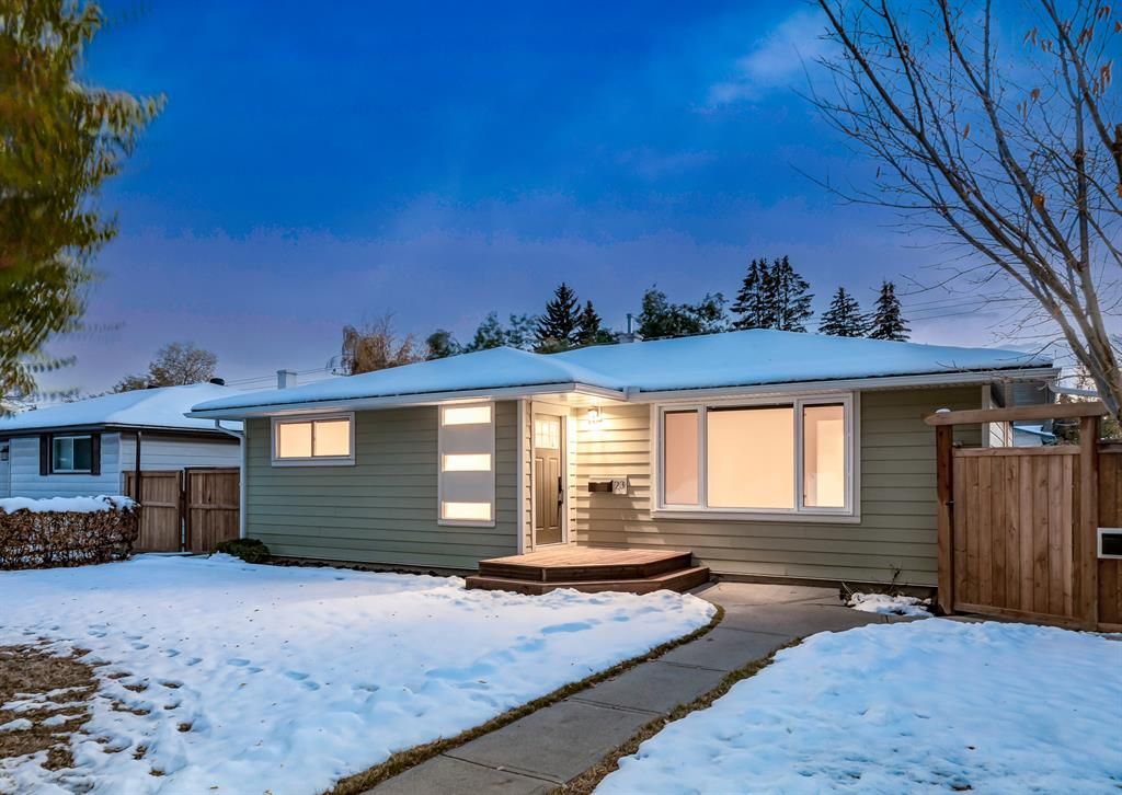 Main Photo: 23 CAMBRIAN Drive NW in Calgary: Rosemont Detached for sale : MLS®# A2008999