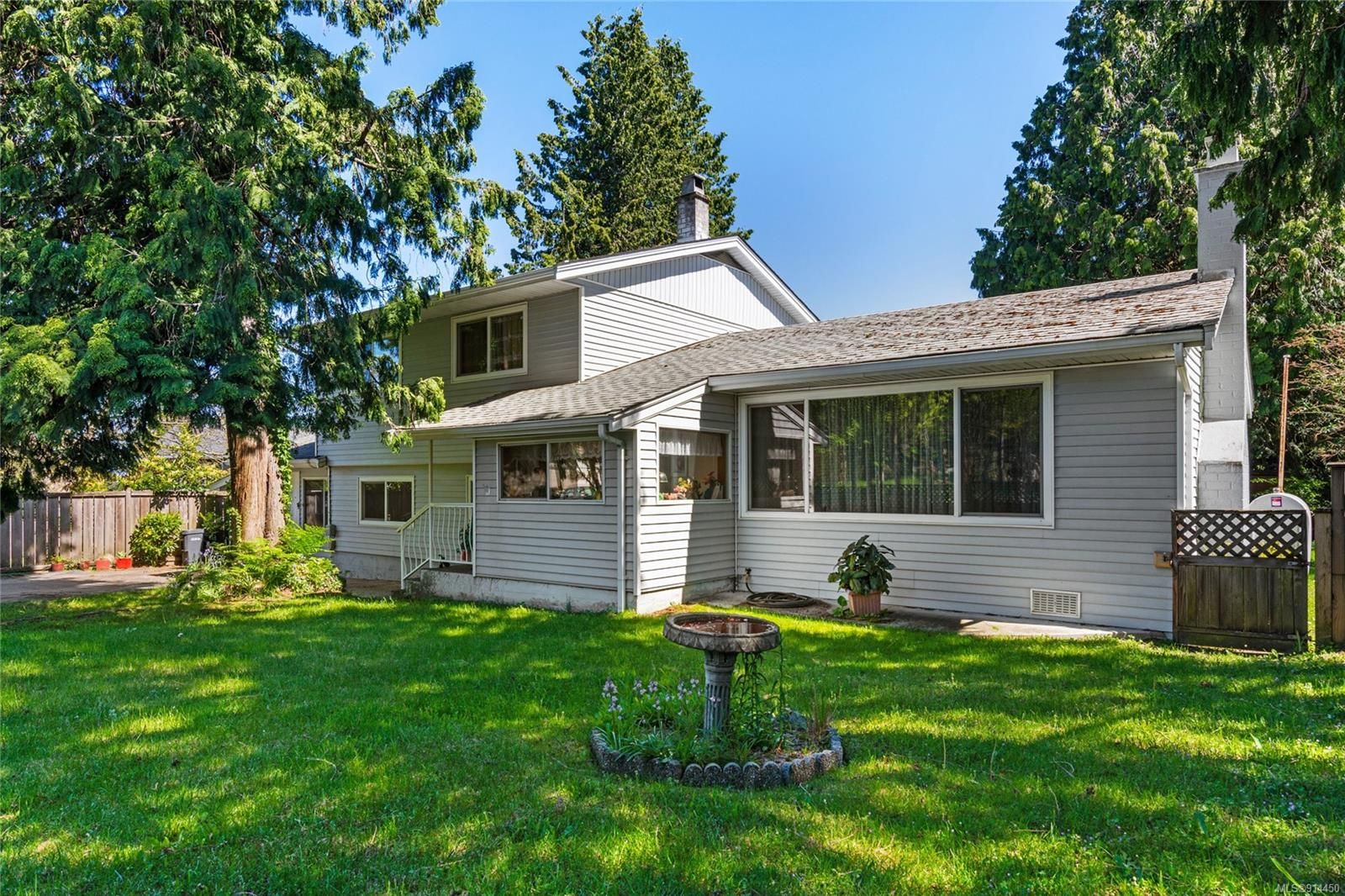 Main Photo: 3811 Departure Bay Rd in Nanaimo: Na Departure Bay House for sale : MLS®# 914450
