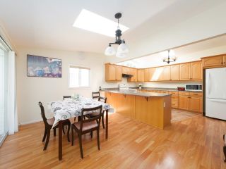 Photo 5: 129 HIAWATHA Drive in West Vancouver: Park Royal Manufactured Home for sale in "Capilano River Park" : MLS®# R2841043