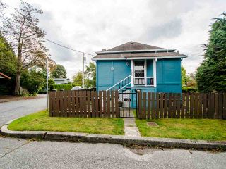 Photo 2: 221 TOWNSEND Place in New Westminster: Queens Park House for sale : MLS®# R2404143