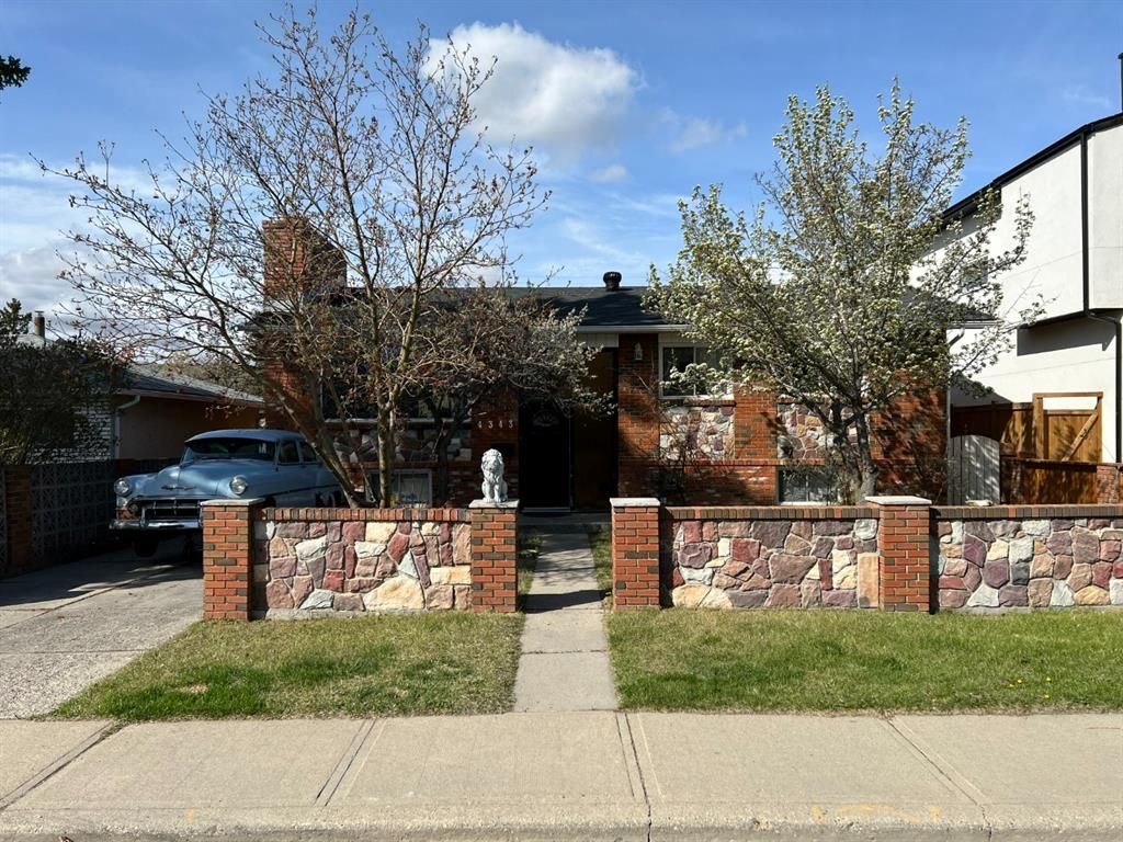 Main Photo: 4343 72 Street NW in Calgary: Bowness Detached for sale : MLS®# A1219111
