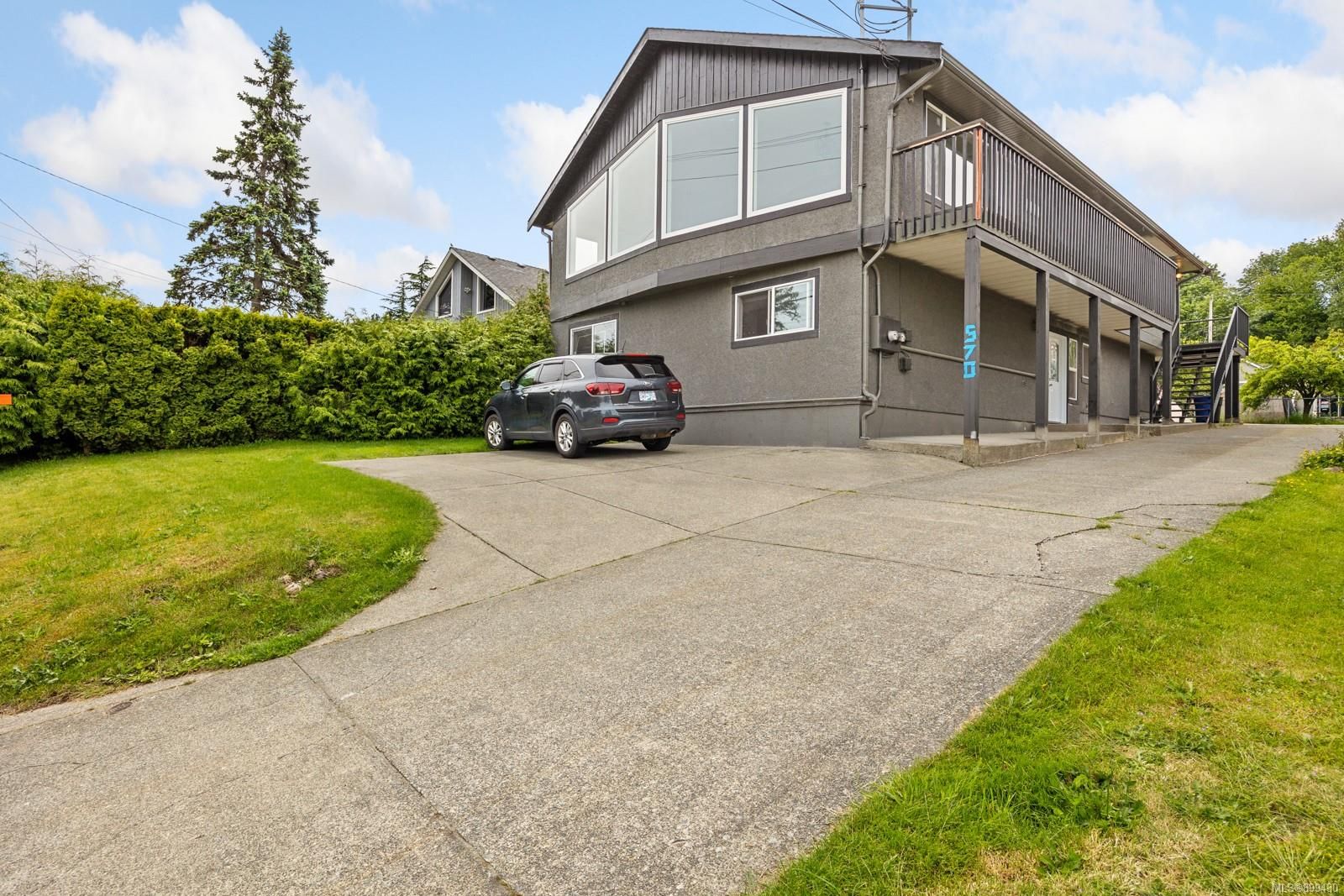 Main Photo: 570 Island Hwy in Campbell River: CR Campbell River Central Full Duplex for sale : MLS®# 899430