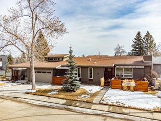Main Photo: 2415 34 Avenue NW in Calgary: Charleswood Detached for sale : MLS®# A1194076