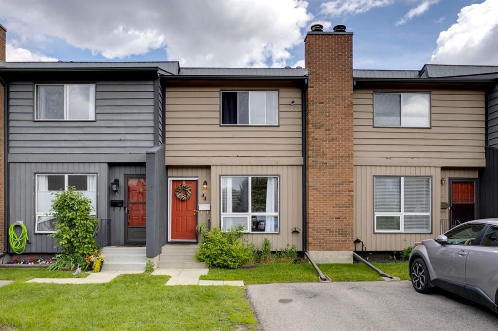 Main Photo: 44 9908 Bonaventure Drive SE in Calgary: Willow Park Row/Townhouse for sale : MLS®# A1232312