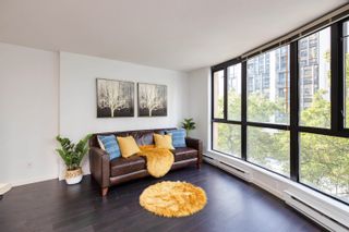 Photo 3: 305 488 HELMCKEN Street in Vancouver: Yaletown Condo for sale in "Robinson Towers" (Vancouver West)  : MLS®# R2714860