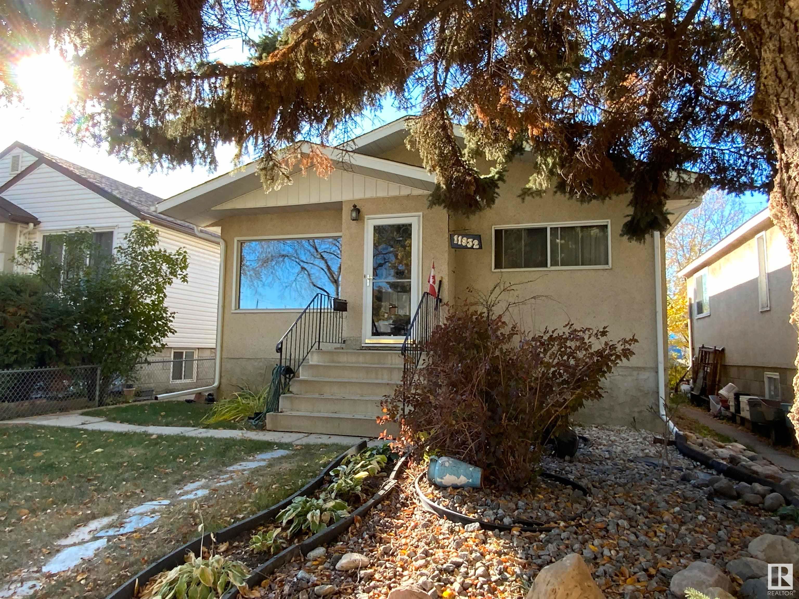 Main Photo: 11832 64 Street in Edmonton: Zone 06 House for sale : MLS®# E4266003