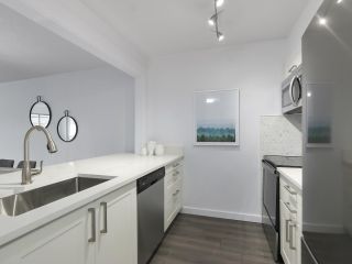 Photo 12: 303 1550 MARINER WALK in Vancouver: False Creek Condo for sale in "Mariner Point" (Vancouver West)  : MLS®# R2441807