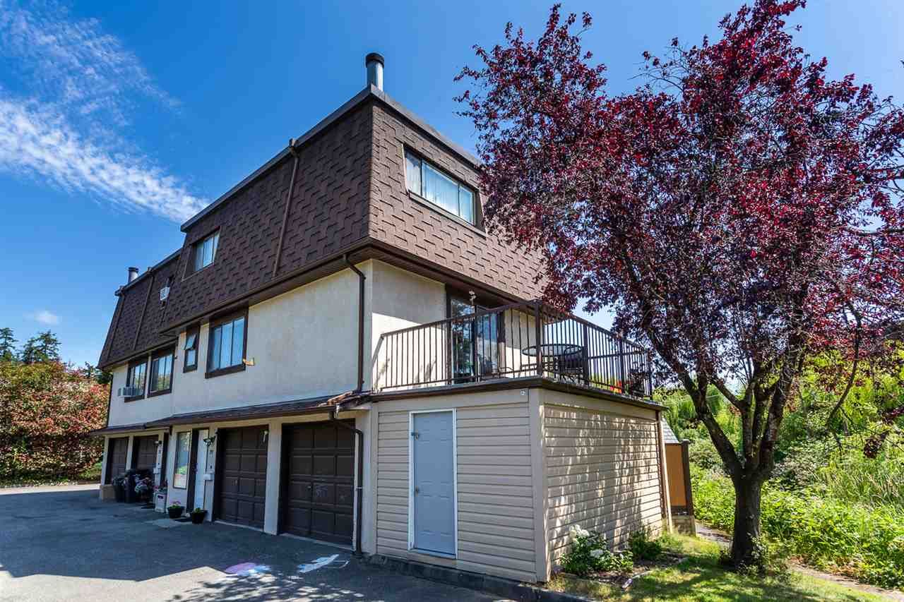 Main Photo: 33 27125 31A Avenue in Langley: Aldergrove Langley Townhouse for sale in "Creekside Estates" : MLS®# R2384047